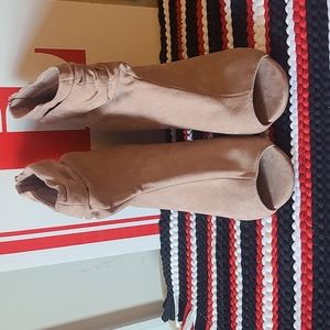 💜Fairly New Chinese Laundry 100% Kid Suede open toe boots with heel! Great Buy!